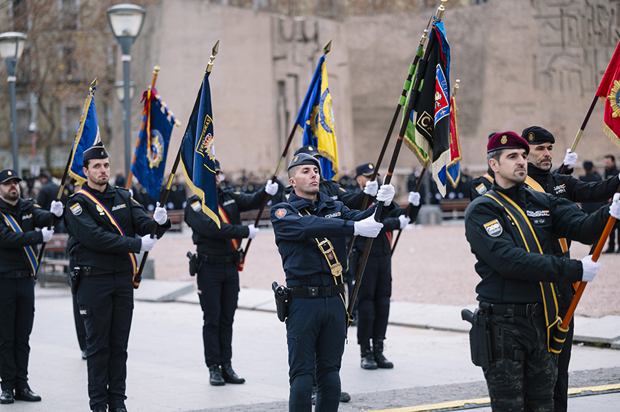 Miembros de la Policía Nacional, con los banderrines de cada unidad.